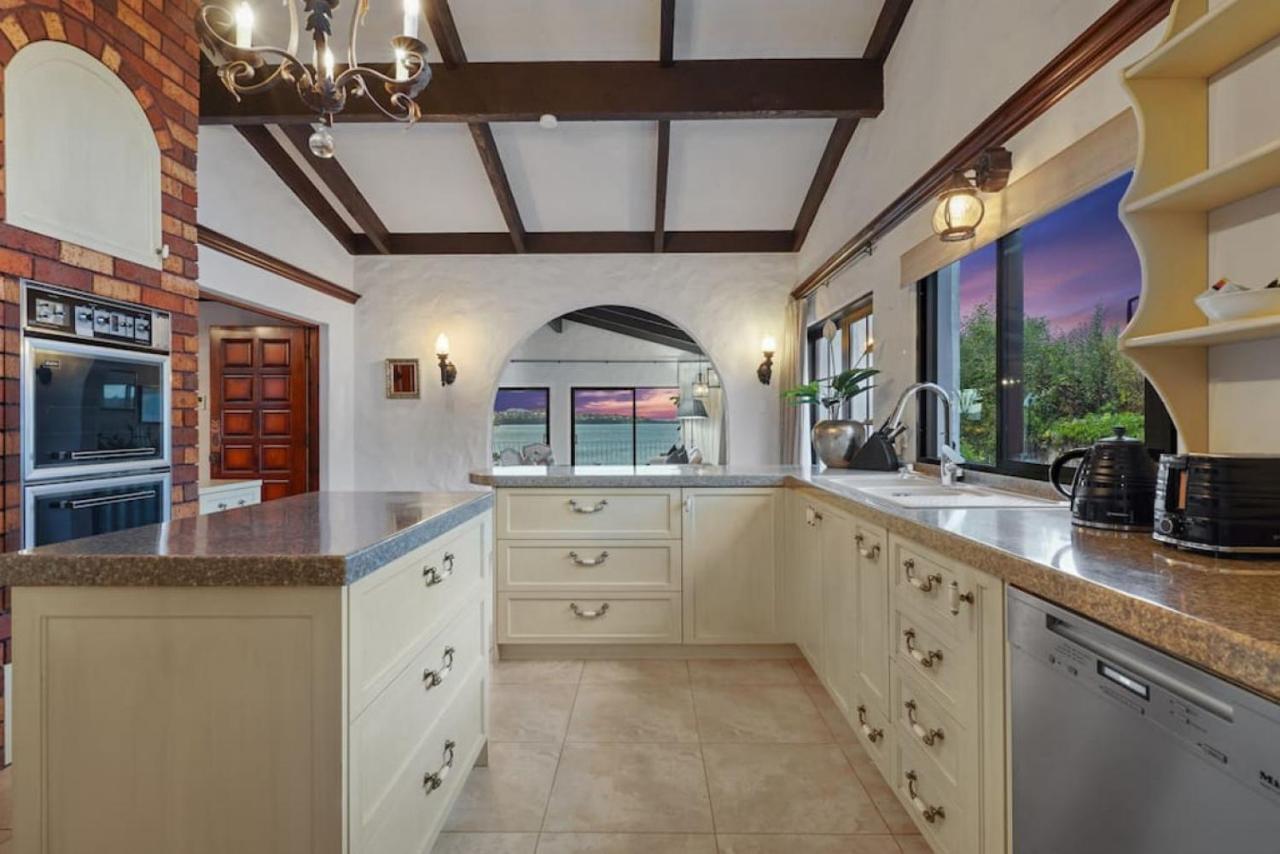 Magnificent Beachfront Mansion - Pool - Fireplace Auckland Exterior foto