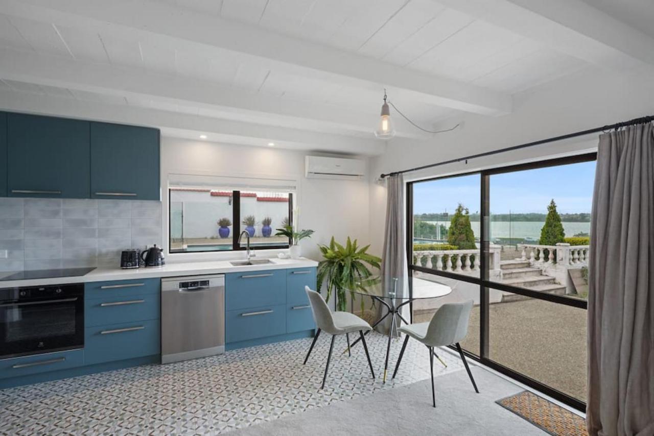 Magnificent Beachfront Mansion - Pool - Fireplace Auckland Exterior foto