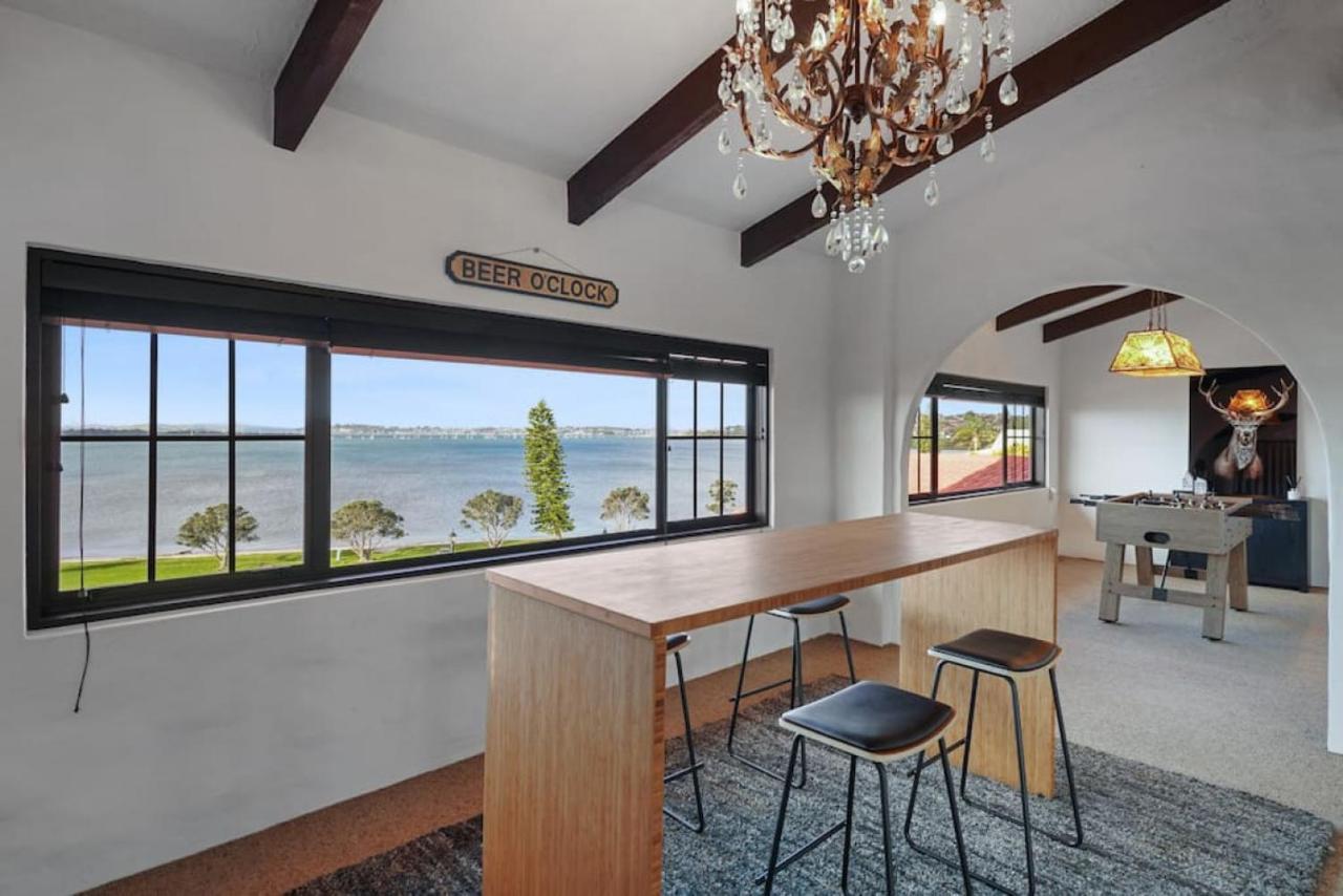 Magnificent Beachfront Mansion - Pool - Fireplace Auckland Exterior foto