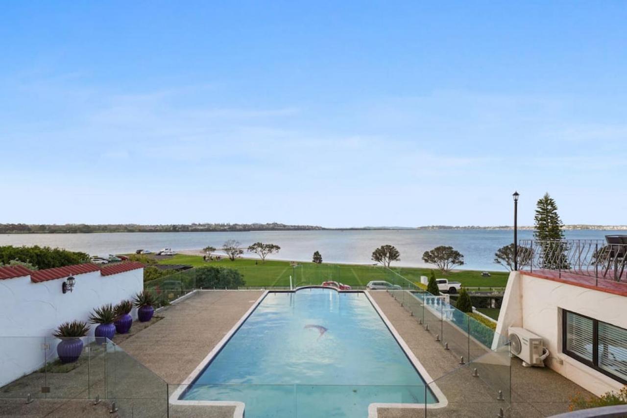 Magnificent Beachfront Mansion - Pool - Fireplace Auckland Exterior foto